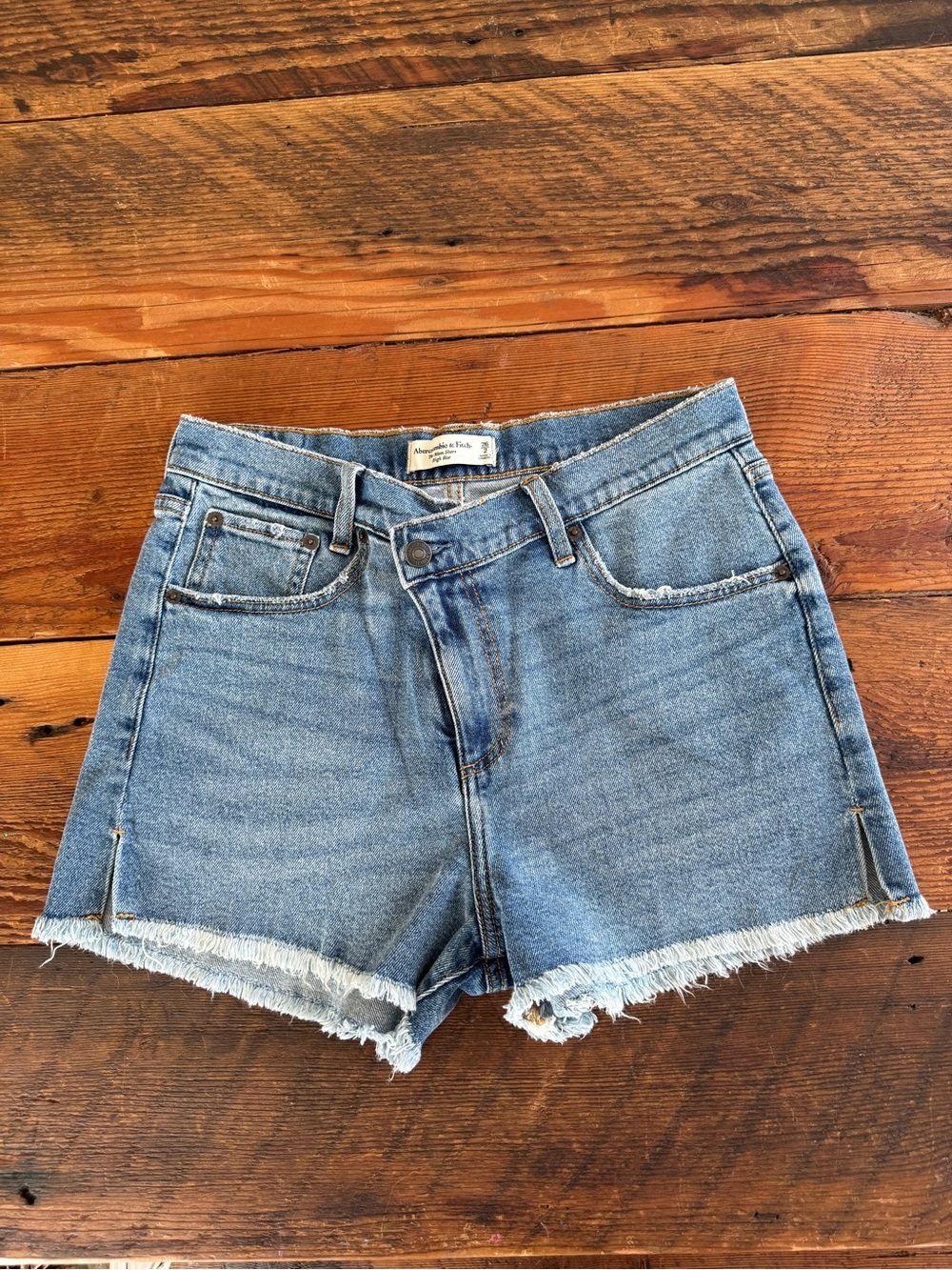 Abercrombie & Fitch asymmetrical mom shorts